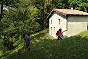 15 Usciamo dal bosco per vedere una bella radura prativa con baita